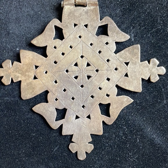 Cross figure, Approximately 5 1/4 inches no chain or cord included for this item - Picture 11 of 12